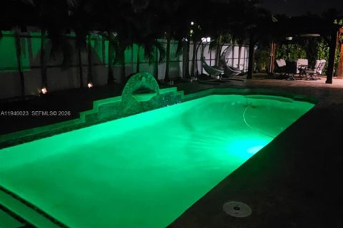 House in Miami, Florida 3 bedrooms, 161.37 sq.m. № 2000643 - photo 21