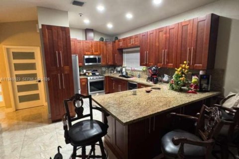 House in Miami, Florida 3 bedrooms, 161.37 sq.m. № 2000643 - photo 5