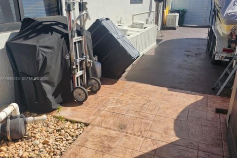 House in Miami, Florida 3 bedrooms, 161.37 sq.m. № 2000643 - photo 23