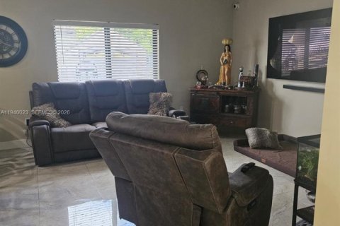 House in Miami, Florida 3 bedrooms, 161.37 sq.m. № 2000643 - photo 11