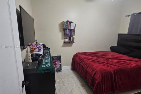 House in Miami, Florida 3 bedrooms, 161.37 sq.m. № 2000643 - photo 15