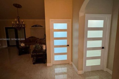 House in Miami, Florida 3 bedrooms, 161.37 sq.m. № 2000643 - photo 9