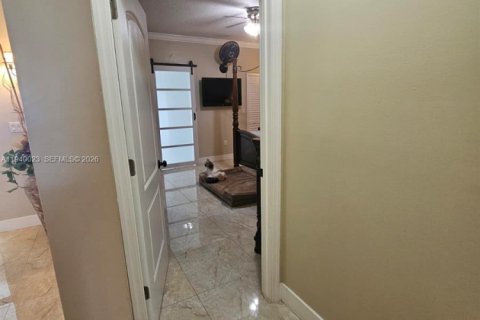 House in Miami, Florida 3 bedrooms, 161.37 sq.m. № 2000643 - photo 10