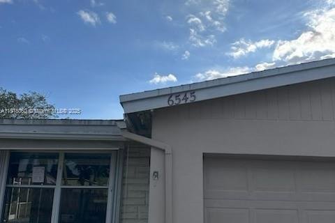 House in Margate, Florida 3 bedrooms, 148.27 sq.m. № 1972966 - photo 6