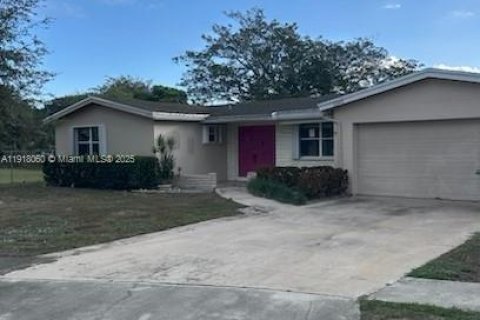 House in Margate, Florida 3 bedrooms, 148.27 sq.m. № 1972966 - photo 3