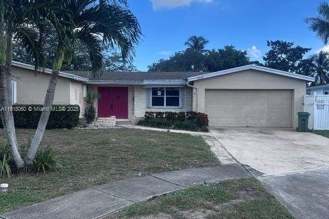 House in Margate, Florida 3 bedrooms, 148.27 sq.m. № 1972966 - photo 1