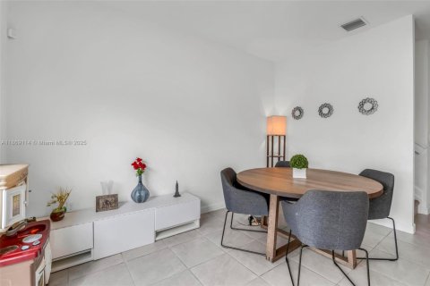 Touwnhouse à vendre à Miami, Floride: 3 chambres, 133.97 m2 № 1929447 - photo 7