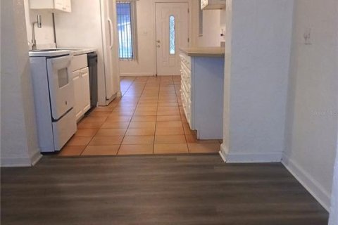 House in Saint Petersburg, Florida 3 bedrooms, 125.79 sq.m. № 2095575 - photo 8