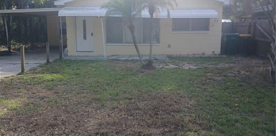 House in Saint Petersburg, Florida 3 bedrooms, 125.79 sq.m. № 2095575
