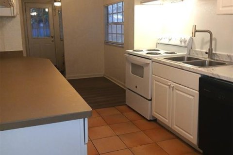 House in Saint Petersburg, Florida 3 bedrooms, 125.79 sq.m. № 2095575 - photo 5