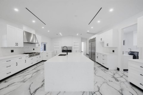 Купить виллу или дом в Саутвест-Ранчес, Флорида 5 спален, 358.05м2, № 1960274 - фото 18