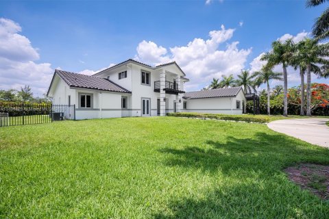 Купить виллу или дом в Саутвест-Ранчес, Флорида 5 спален, 358.05м2, № 1960274 - фото 2