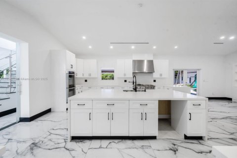 Купить виллу или дом в Саутвест-Ранчес, Флорида 5 спален, 358.05м2, № 1960274 - фото 11