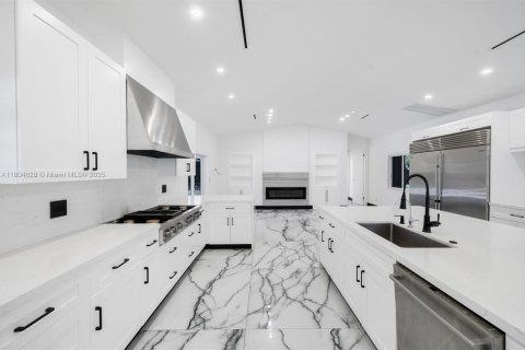 Купить виллу или дом в Саутвест-Ранчес, Флорида 5 спален, 358.05м2, № 1960274 - фото 17