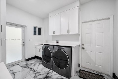 Купить виллу или дом в Саутвест-Ранчес, Флорида 5 спален, 358.05м2, № 1960274 - фото 26