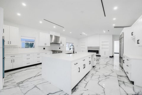 Купить виллу или дом в Саутвест-Ранчес, Флорида 5 спален, 358.05м2, № 1960274 - фото 10