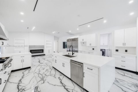 Купить виллу или дом в Саутвест-Ранчес, Флорида 5 спален, 358.05м2, № 1960274 - фото 15