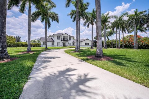 Купить виллу или дом в Саутвест-Ранчес, Флорида 5 спален, 358.05м2, № 1960274 - фото 1