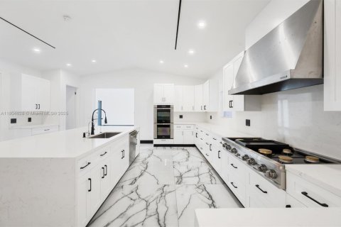 Купить виллу или дом в Саутвест-Ранчес, Флорида 5 спален, 358.05м2, № 1960274 - фото 14