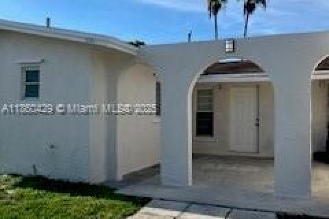 Снять в аренду виллу или дом в Дейви, Флорида 3 спальни, 145.48м2, № 1887723 - фото 3