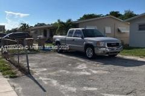 Снять в аренду виллу или дом в Дейви, Флорида 3 спальни, 145.48м2, № 1887723 - фото 2