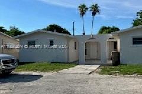 Снять в аренду виллу или дом в Дейви, Флорида 3 спальни, 145.48м2, № 1887723 - фото 1