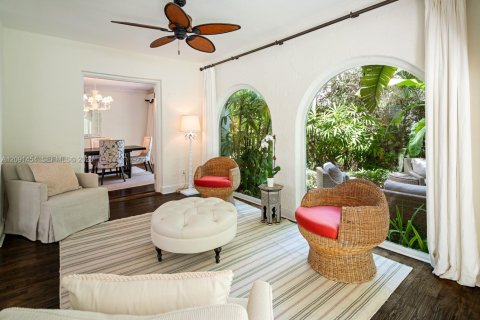 House in Coral Gables, Florida 5 bedrooms, 277.41 sq.m. № 2378909 - photo 15
