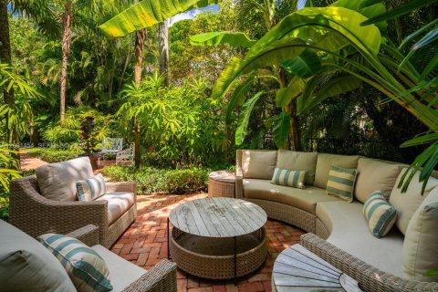 House in Coral Gables, Florida 5 bedrooms, 277.41 sq.m. № 2378909 - photo 9