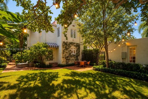 House in Coral Gables, Florida 5 bedrooms, 277.41 sq.m. № 2378909 - photo 5