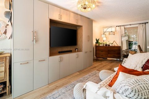 House in Coral Gables, Florida 5 bedrooms, 277.41 sq.m. № 2378909 - photo 29