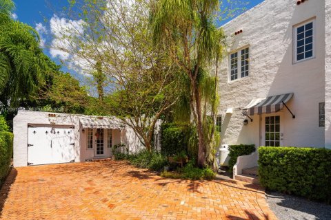 House in Coral Gables, Florida 5 bedrooms, 277.41 sq.m. № 2378909 - photo 6