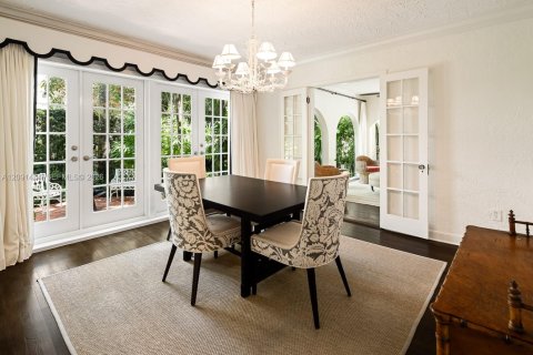 House in Coral Gables, Florida 5 bedrooms, 277.41 sq.m. № 2378909 - photo 19