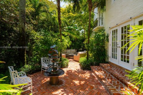 House in Coral Gables, Florida 5 bedrooms, 277.41 sq.m. № 2378909 - photo 7