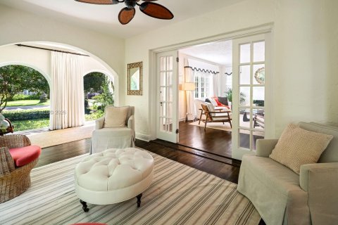 House in Coral Gables, Florida 5 bedrooms, 277.41 sq.m. № 2378909 - photo 17