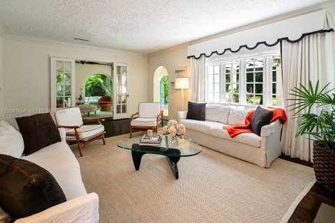 House in Coral Gables, Florida 5 bedrooms, 277.41 sq.m. № 2378909 - photo 14
