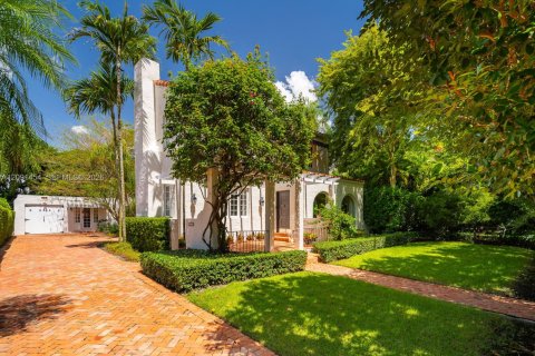 House in Coral Gables, Florida 5 bedrooms, 277.41 sq.m. № 2378909 - photo 4