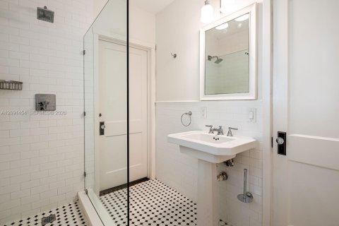 House in Coral Gables, Florida 5 bedrooms, 277.41 sq.m. № 2378909 - photo 27