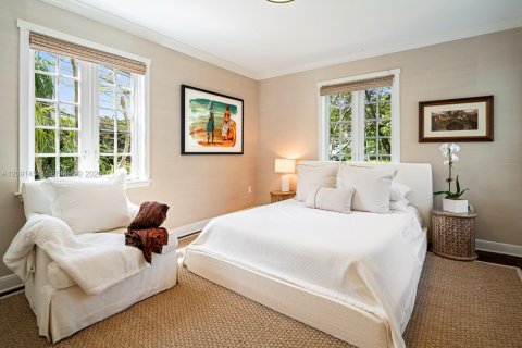 House in Coral Gables, Florida 5 bedrooms, 277.41 sq.m. № 2378909 - photo 26