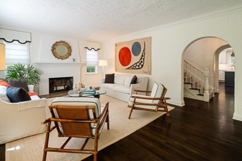 House in Coral Gables, Florida 5 bedrooms, 277.41 sq.m. № 2378909 - photo 12