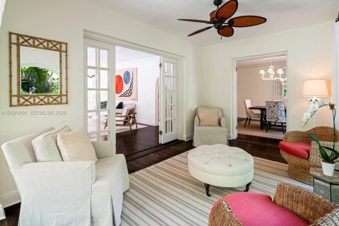 House in Coral Gables, Florida 5 bedrooms, 277.41 sq.m. № 2378909 - photo 16