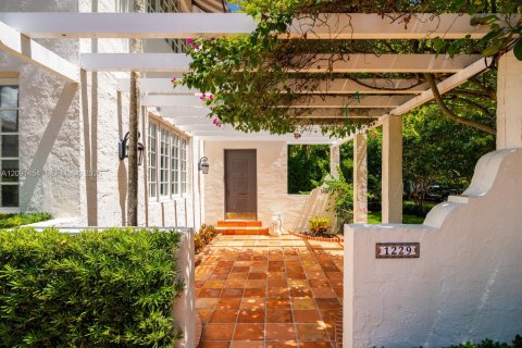 House in Coral Gables, Florida 5 bedrooms, 277.41 sq.m. № 2378909 - photo 2