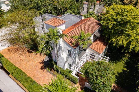 House in Coral Gables, Florida 5 bedrooms, 277.41 sq.m. № 2378909 - photo 3