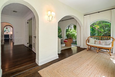 House in Coral Gables, Florida 5 bedrooms, 277.41 sq.m. № 2378909 - photo 11