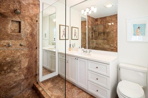 House in Coral Gables, Florida 5 bedrooms, 277.41 sq.m. № 2378909 - photo 23