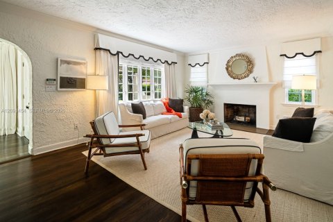 House in Coral Gables, Florida 5 bedrooms, 277.41 sq.m. № 2378909 - photo 13