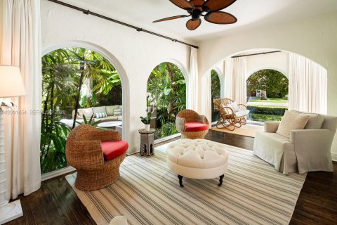 House in Coral Gables, Florida 5 bedrooms, 277.41 sq.m. № 2378909 - photo 18