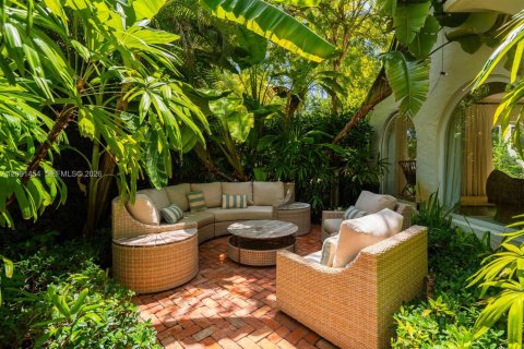 House in Coral Gables, Florida 5 bedrooms, 277.41 sq.m. № 2378909 - photo 8