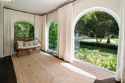 House in Coral Gables, Florida 5 bedrooms, 277.41 sq.m. № 2378909 - photo 10