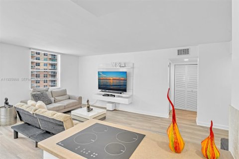 Купить кондоминиум в Халландейл-Бич, Флорида 1 спальня, 67.35м2, № 1984147 - фото 22