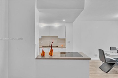 Купить кондоминиум в Халландейл-Бич, Флорида 1 спальня, 67.35м2, № 1984147 - фото 12